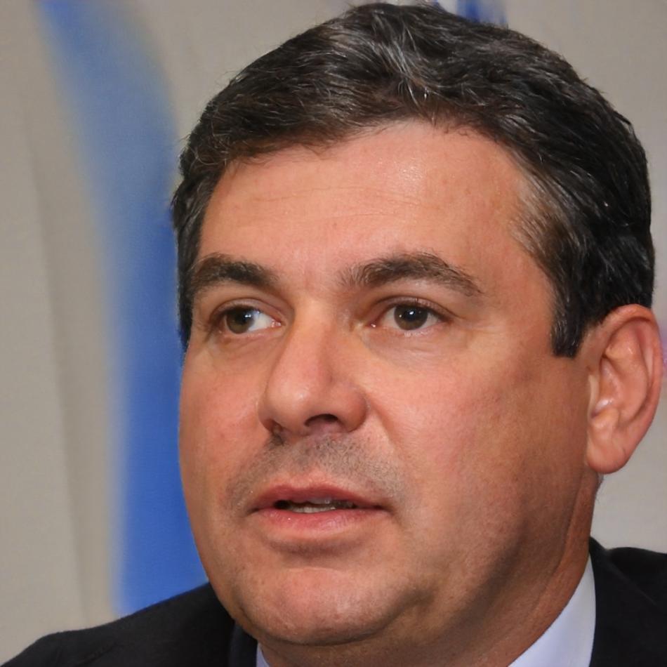 Profesional de finanzas revisando estrategias de inversión